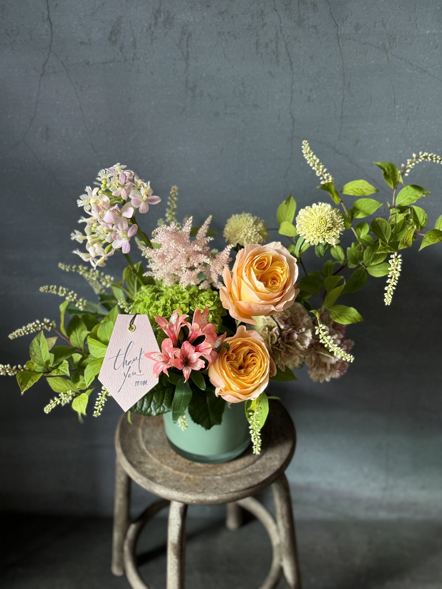 アコルのMother's Day arrangement【M】＜5/3(土)〜5/6(火)お届け＞